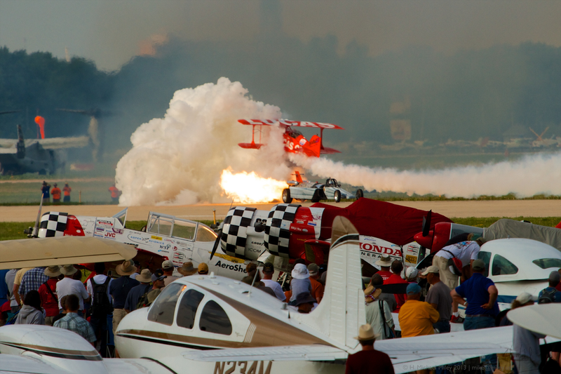 Illustration for article titled The size of this stunning explosion at an air show defies belief